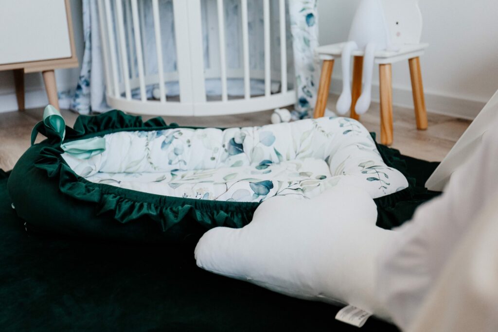 Velvet hnízdečko s volánem a stuhou Velvet hnízdečko s volánem a stuhou