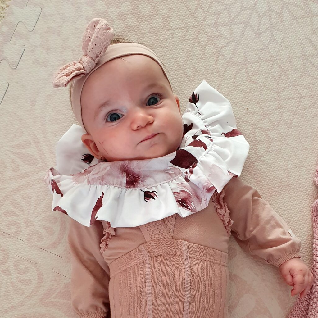 Dětský bavlněný bryndák s volánem Dětský bavlněný bryndák s volánem