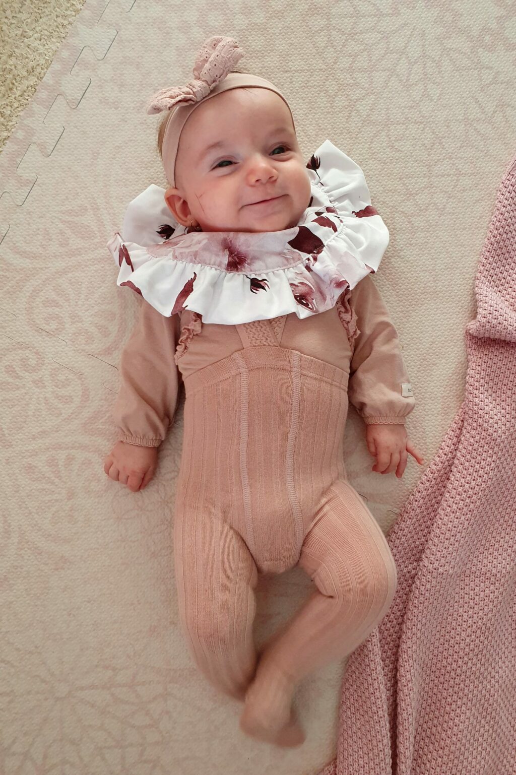 Dětský bavlněný bryndák s volánem Dětský bavlněný bryndák s volánem