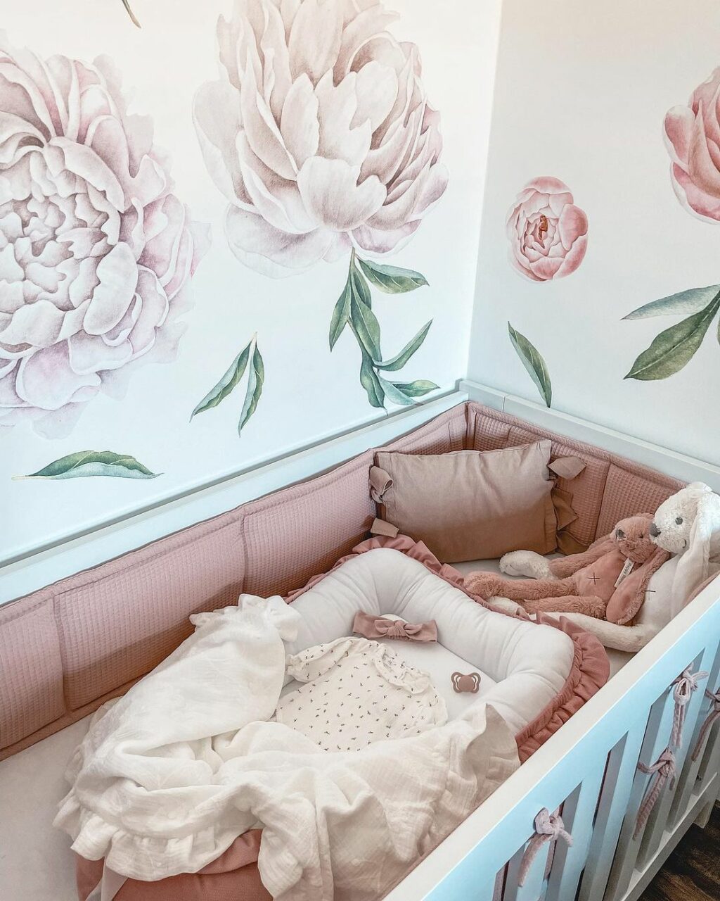 Velvet hnízdečko s volánem a stuhou Velvet hnízdečko s volánem a stuhou