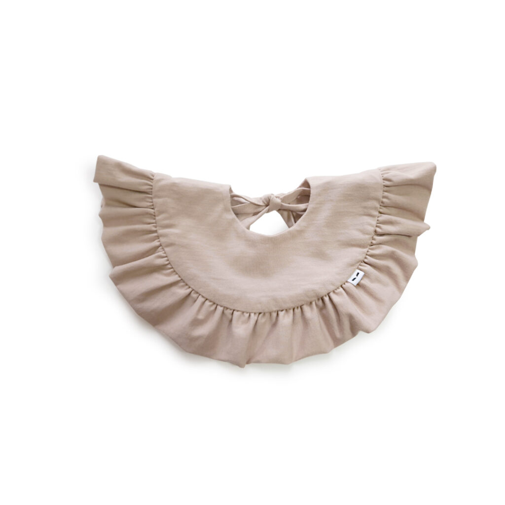 Dětský bavlněný bryndák s volánem Dětský bavlněný bryndák s volánem