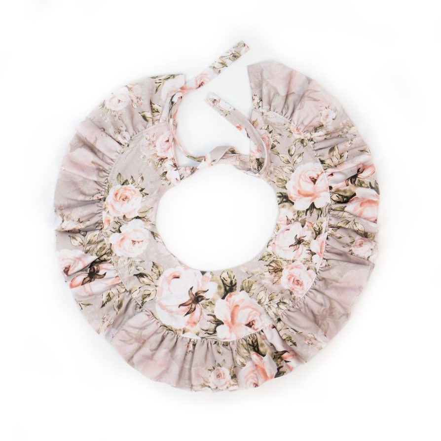 Dětský bavlněný bryndák s volánem Dětský bavlněný bryndák s volánem