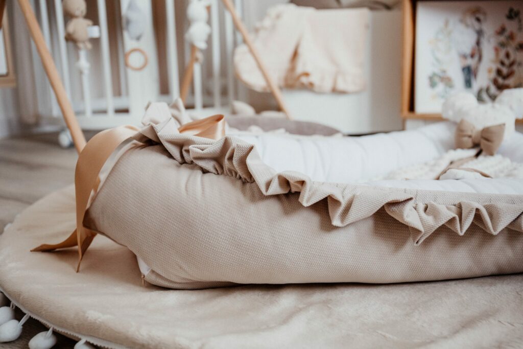 Velvet hnízdečko s volánem a stuhou Velvet hnízdečko s volánem a stuhou