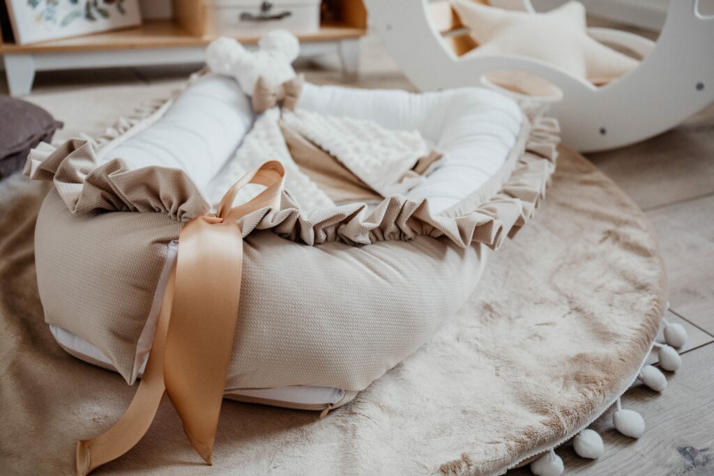 Velvet hnízdečko s volánem a stuhou Velvet hnízdečko s volánem a stuhou