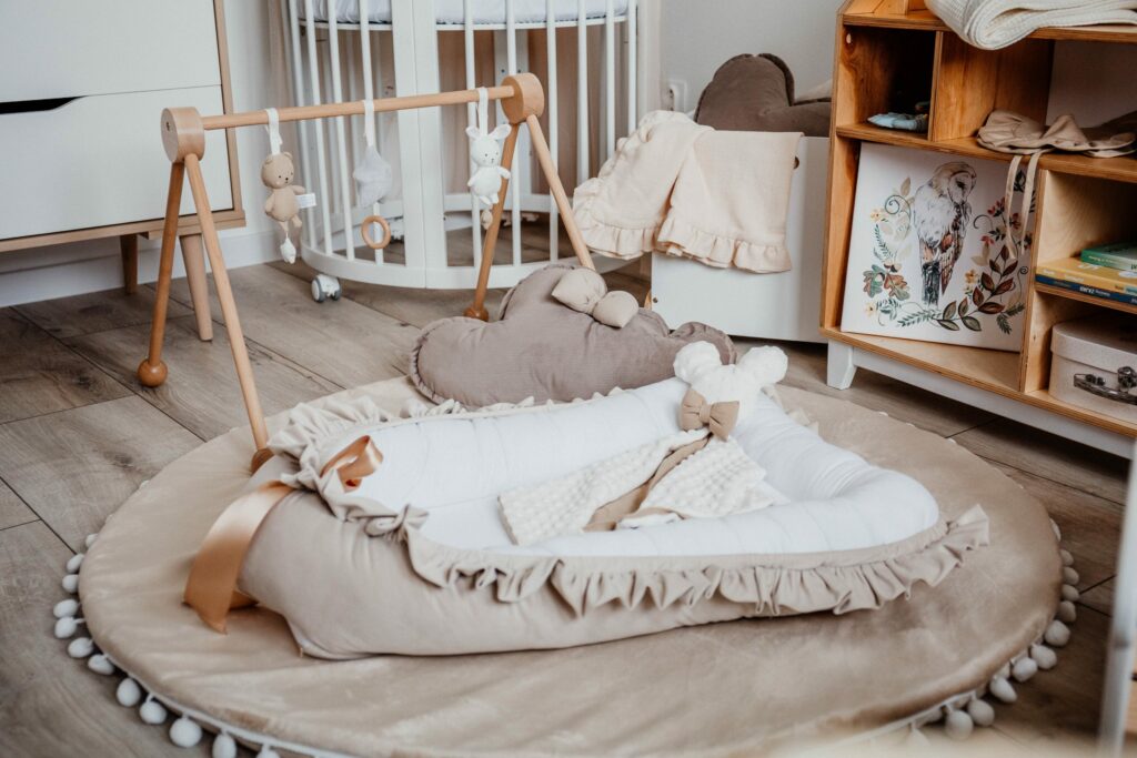 Velvet hnízdečko s volánem a stuhou Velvet hnízdečko s volánem a stuhou