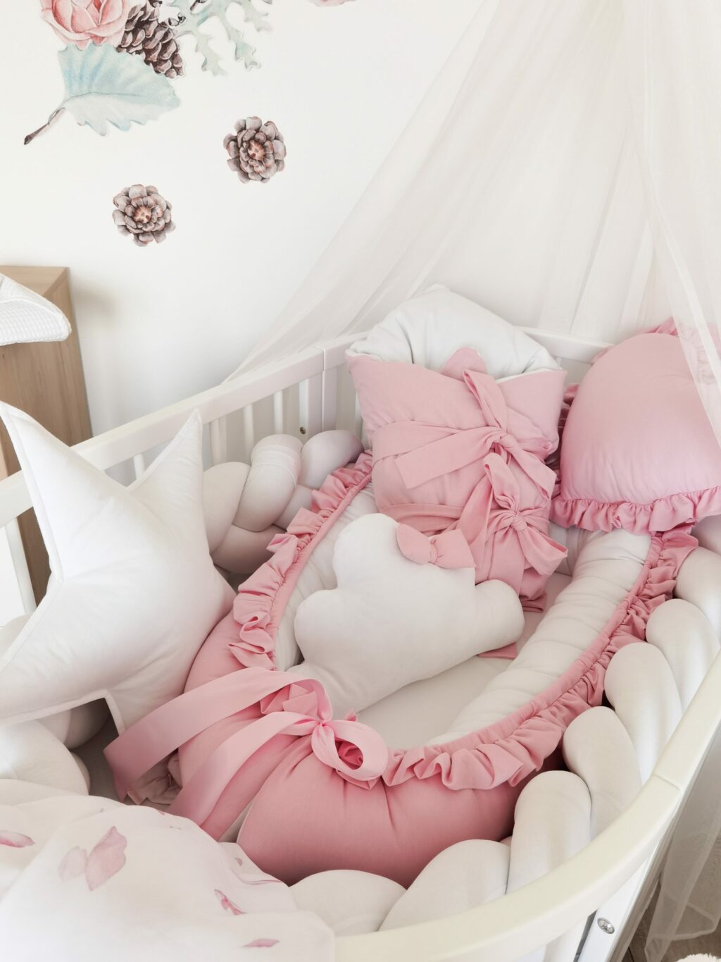 Bavlněné hnízdečko s volánem a stuhou Bavlněné hnízdečko s volánem a stuhou