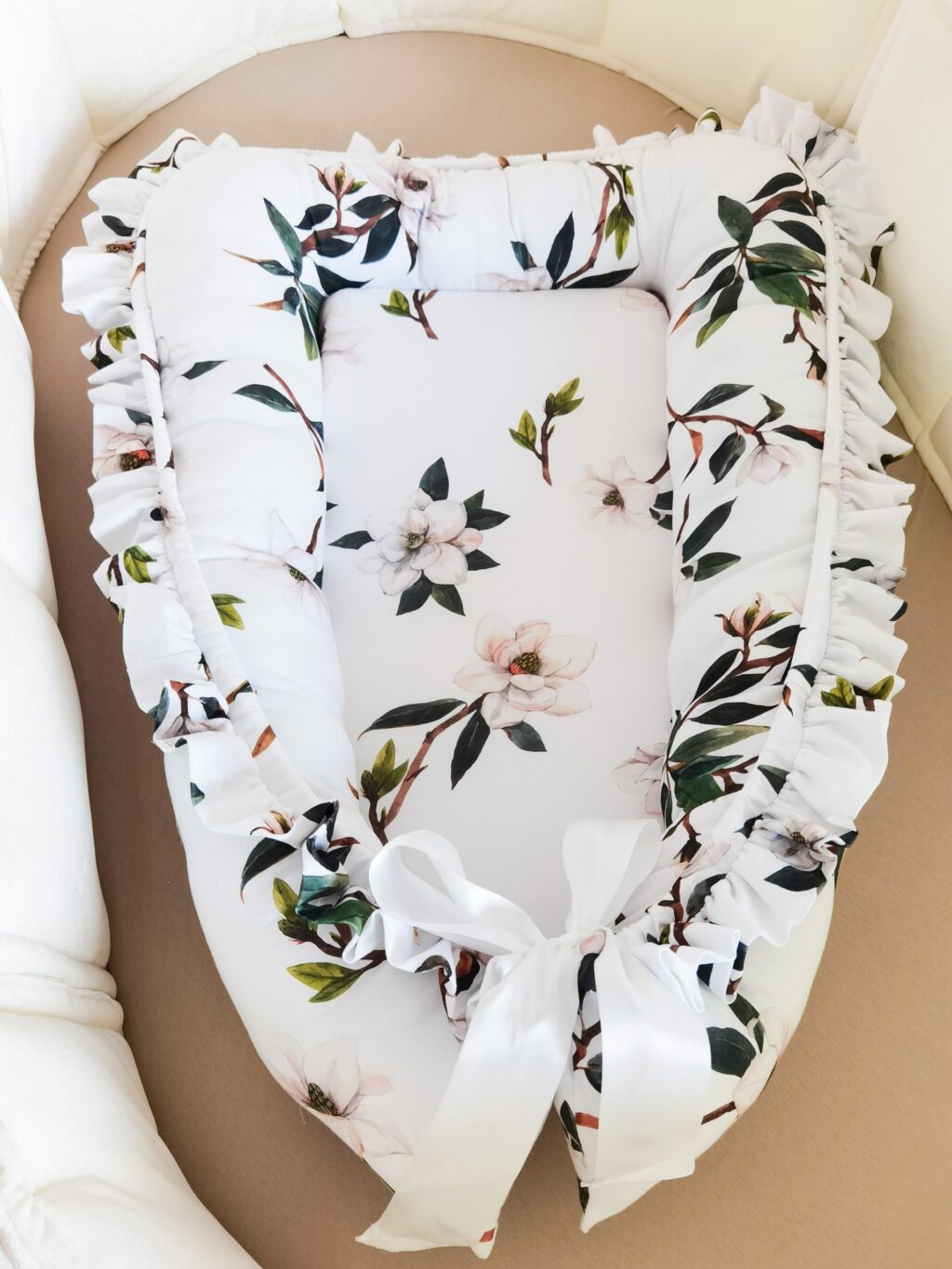 Bavlněné hnízdečko s volánem a stuhou Bavlněné hnízdečko s volánem a stuhou