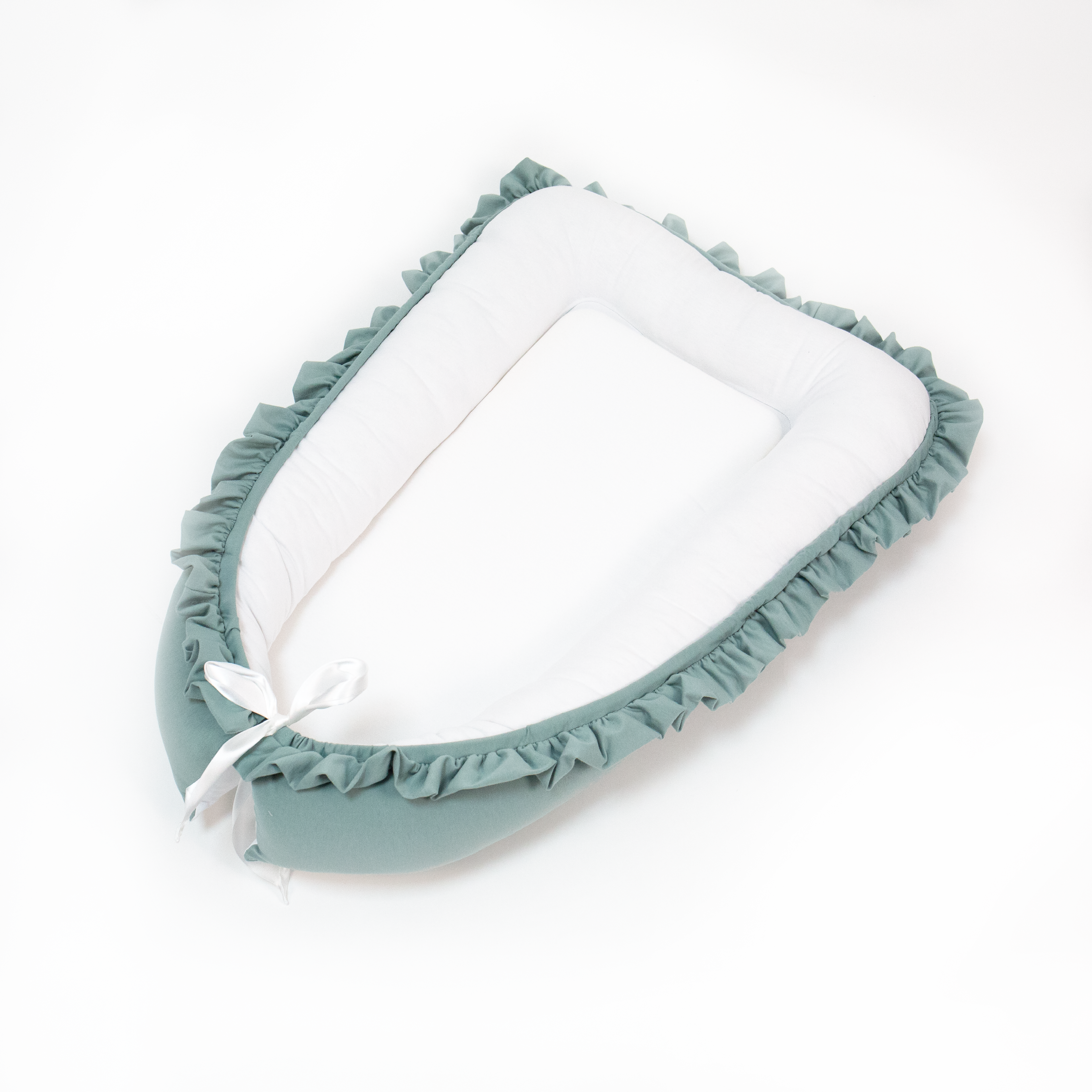 Bavlněné hnízdečko s volánem a stuhou Bavlněné hnízdečko s volánem a stuhou