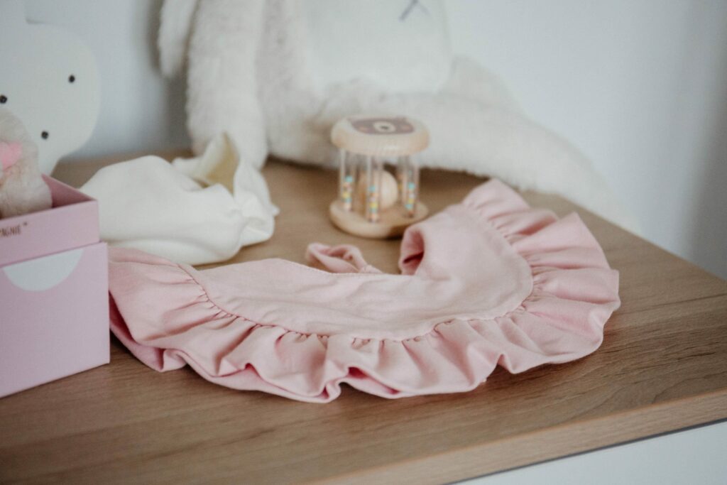 Dětský bavlněný bryndák s volánem Dětský bavlněný bryndák s volánem