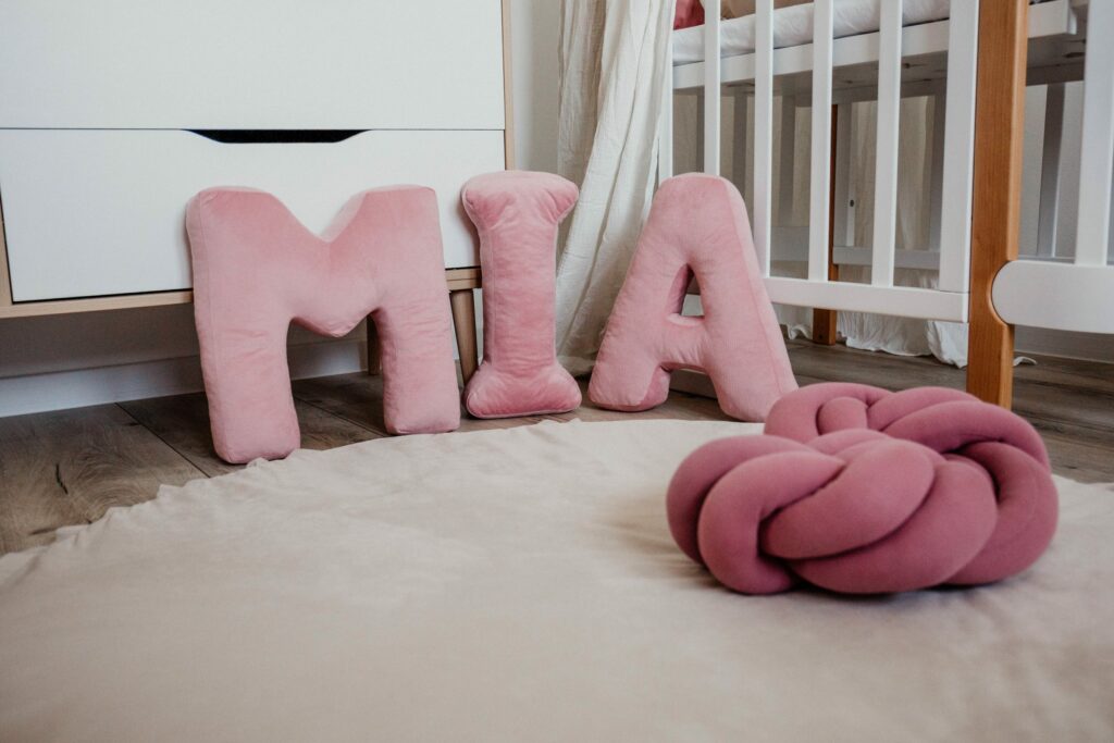 Polštář velvet písmeno