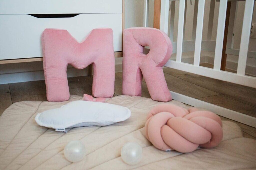 Polštář velvet písmeno