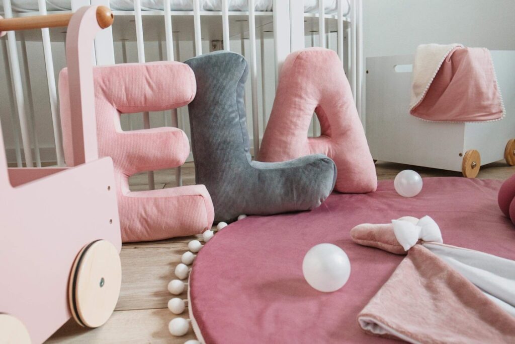 Polštář velvet písmeno