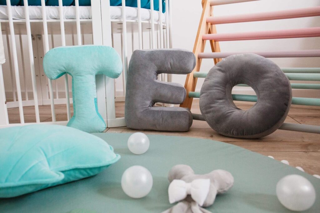 Polštář velvet písmeno