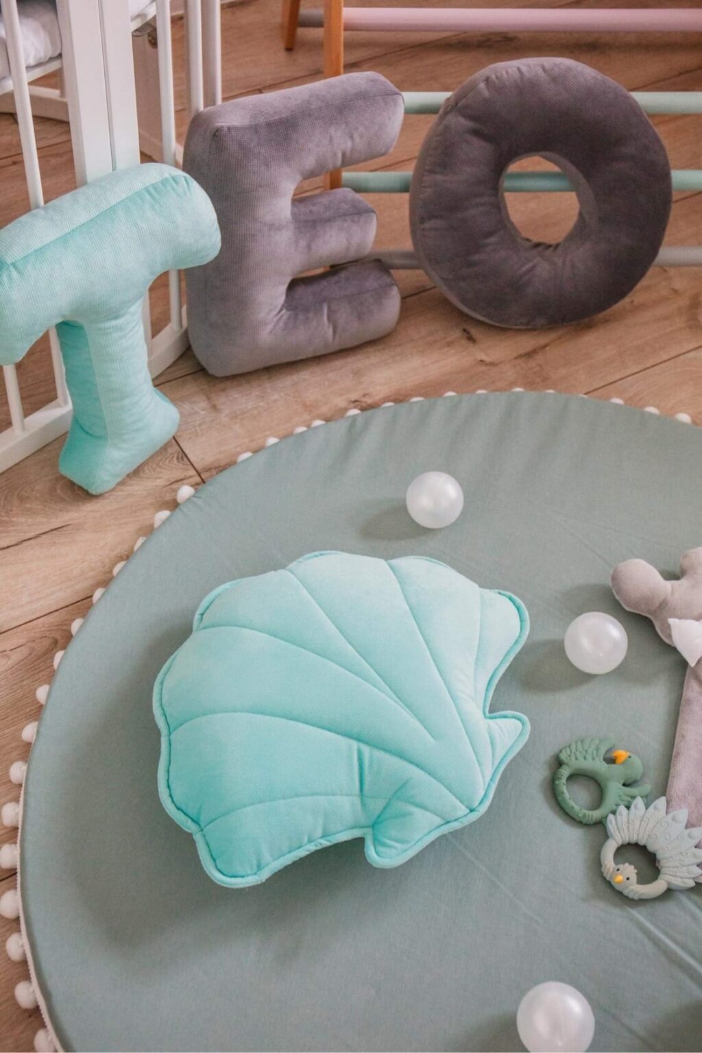 Polštář velvet písmeno