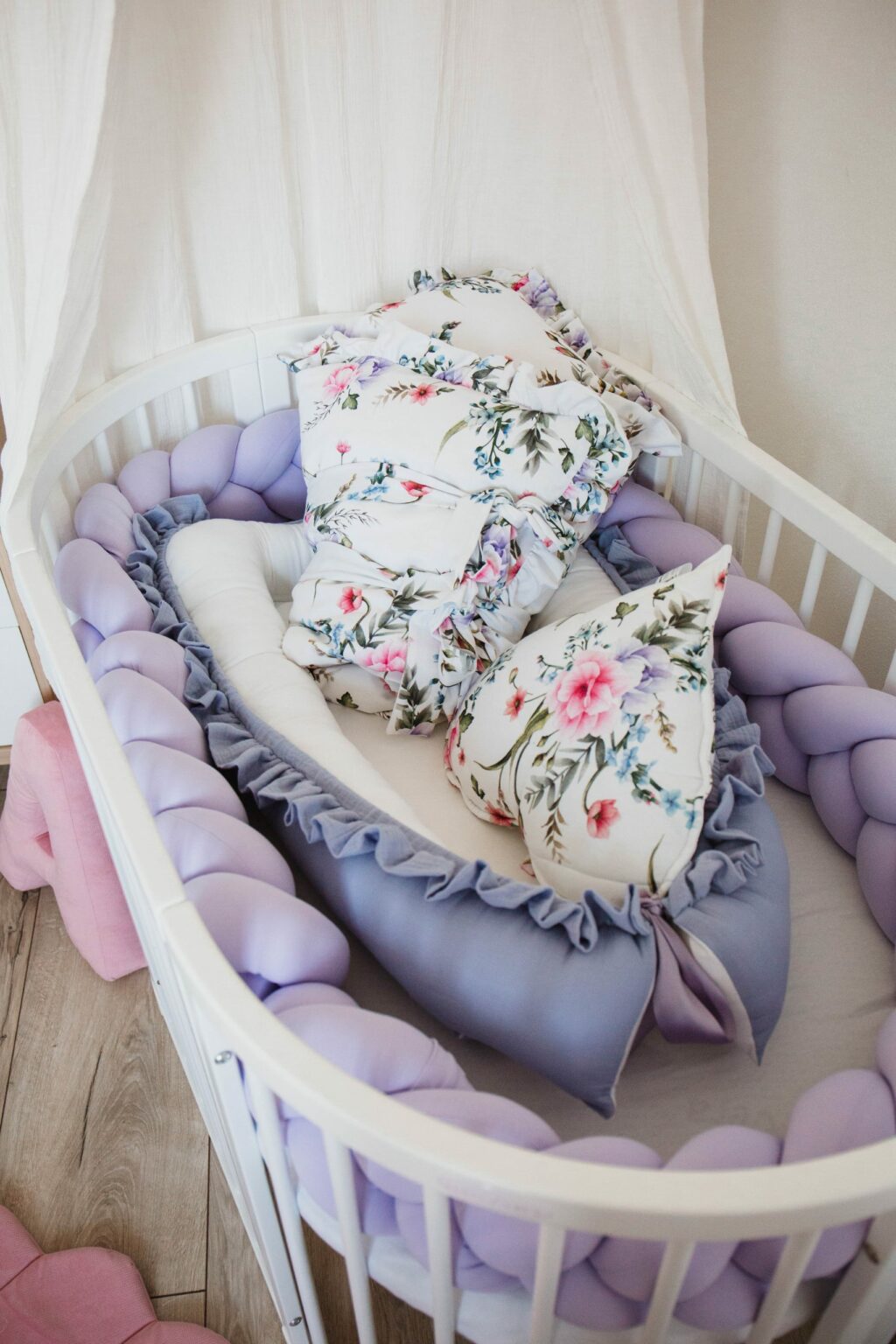 Mušelínové hnízdečko s volánem a se stuhou Mušelínové hnízdečko s volánem a se stuhou