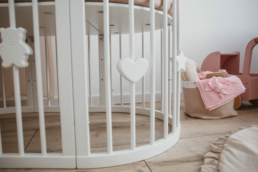 Magnetická dekorace pro dětské postýlky SMART BED – bílé srdíčko