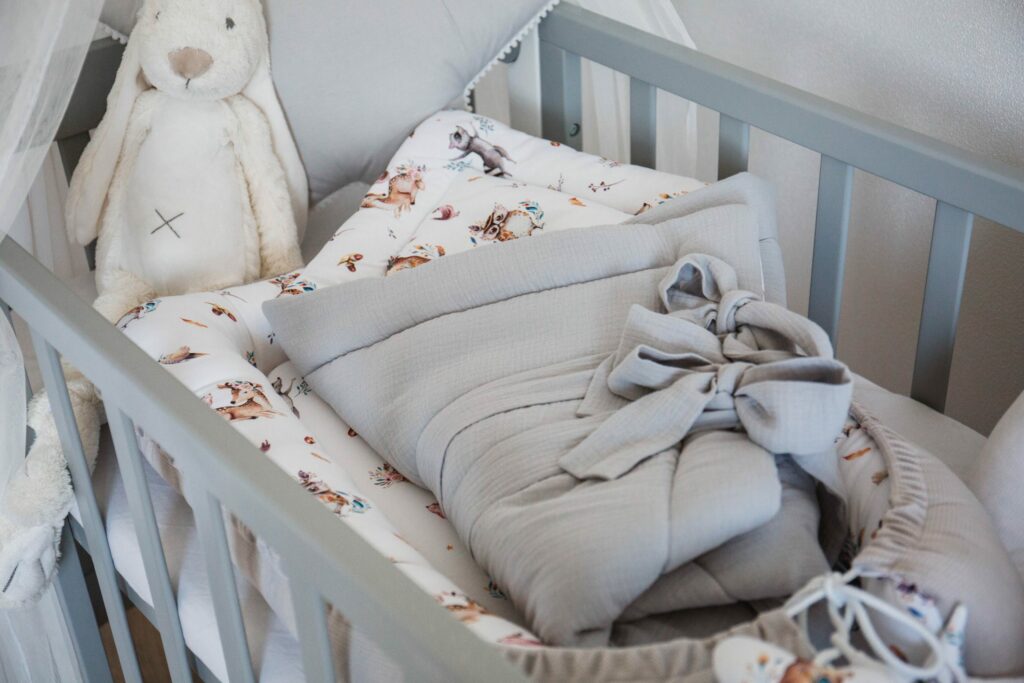 Dětská antirefluxní rostoucí postýlka Nika Duo – šedá s bílými nožičkami