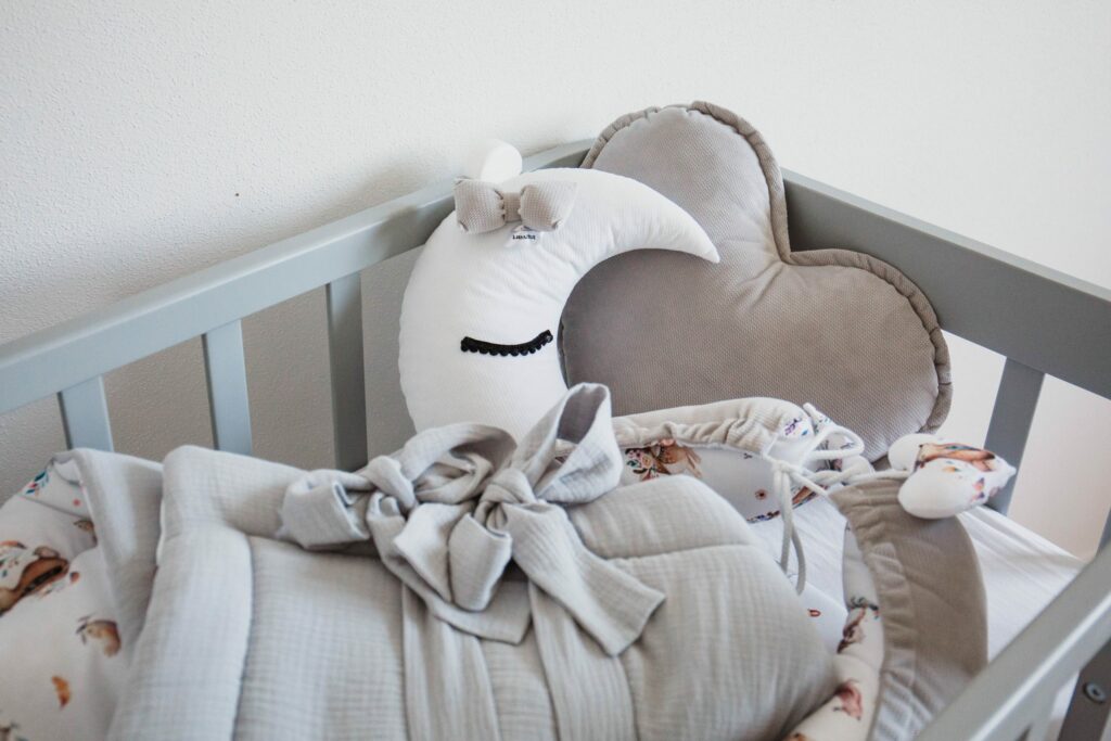 Polštář Měsíc velvet s mašličkou a očičky