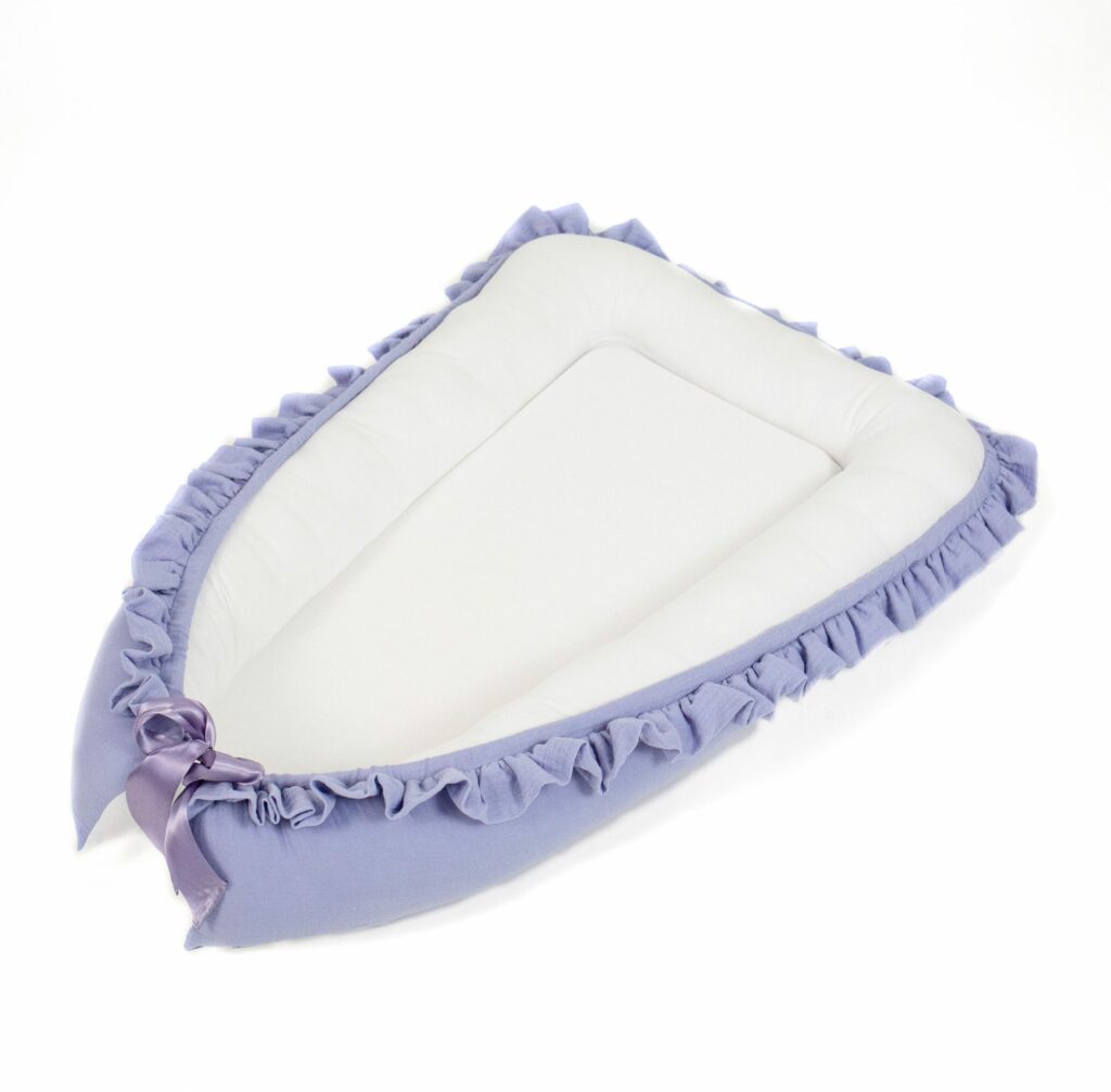 Mušelínové hnízdečko s volánem a se stuhou Mušelínové hnízdečko s volánem a se stuhou