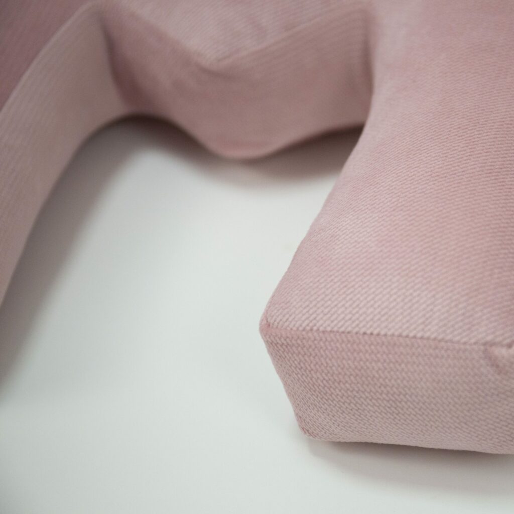 Polštář velvet písmeno