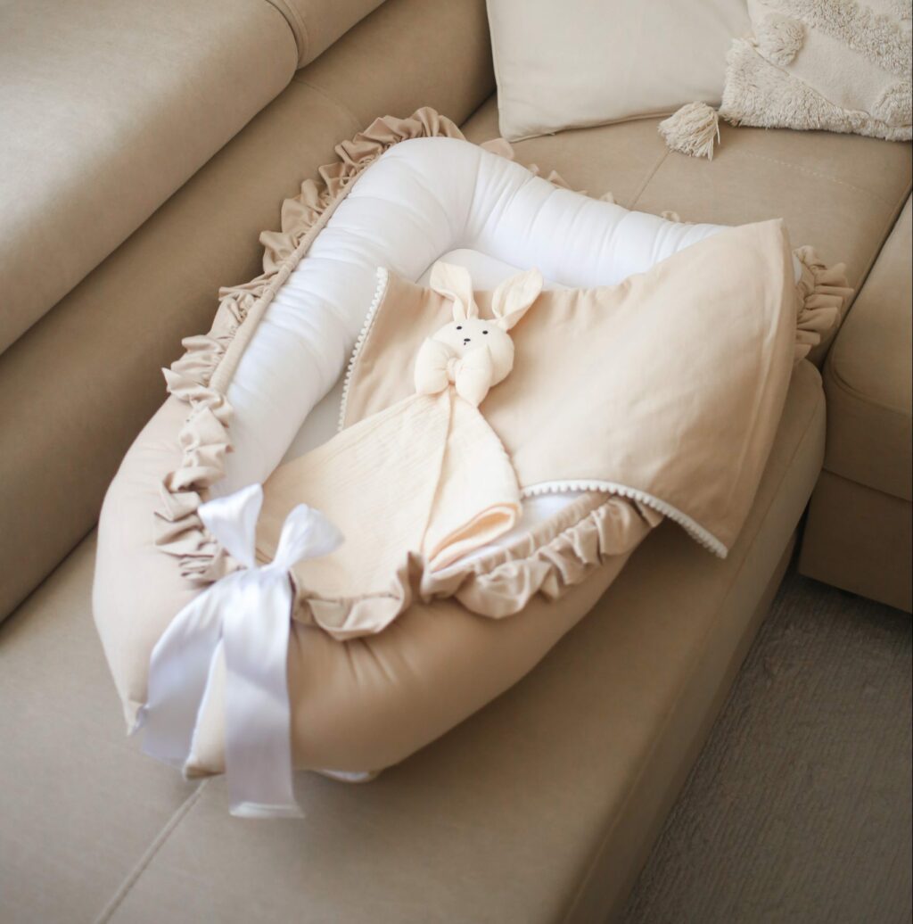 Bavlněné hnízdečko s volánem a stuhou Bavlněné hnízdečko s volánem a stuhou