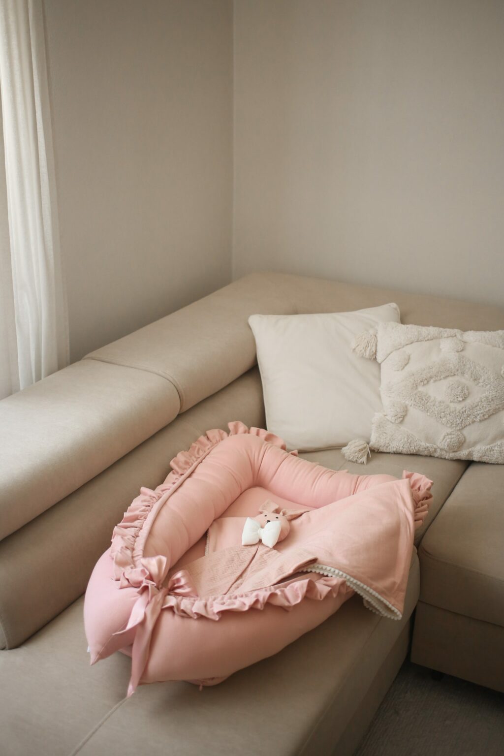 Bavlněné hnízdečko s volánem a stuhou Bavlněné hnízdečko s volánem a stuhou