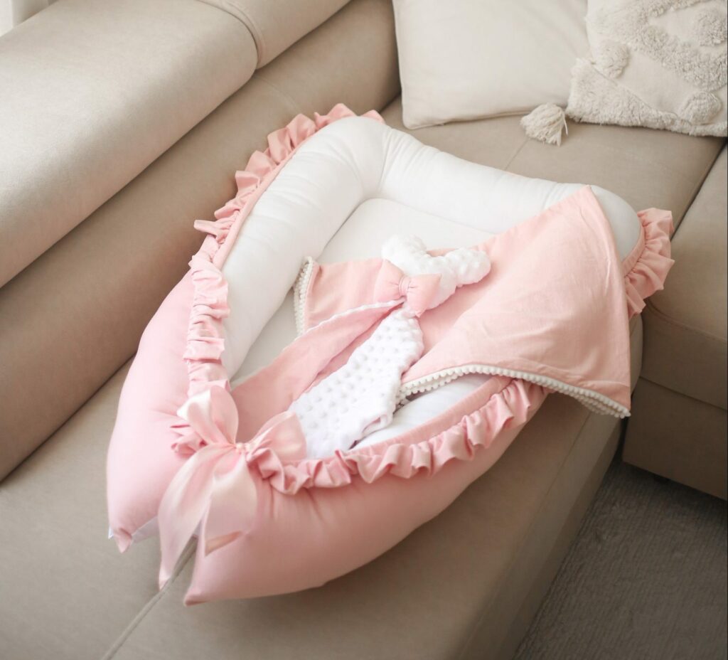 Bavlněné hnízdečko s volánem a stuhou Bavlněné hnízdečko s volánem a stuhou