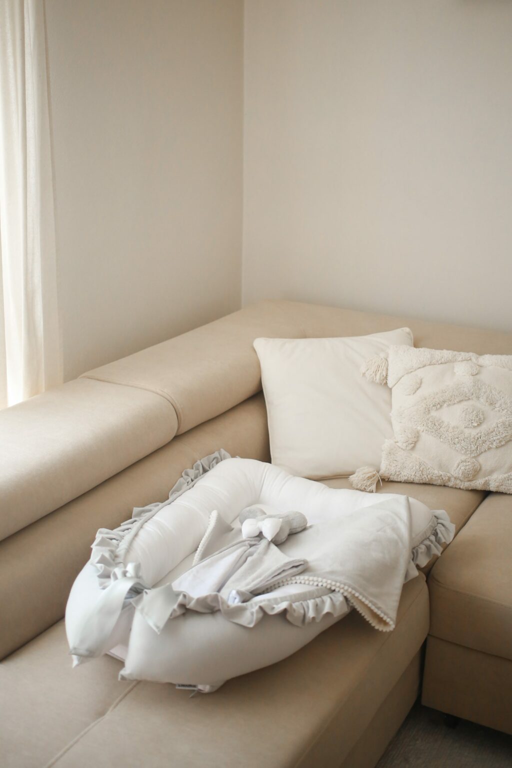 Bavlněné hnízdečko s volánem a stuhou Bavlněné hnízdečko s volánem a stuhou