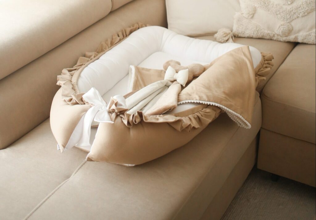 Bavlněné hnízdečko s volánem a stuhou Bavlněné hnízdečko s volánem a stuhou