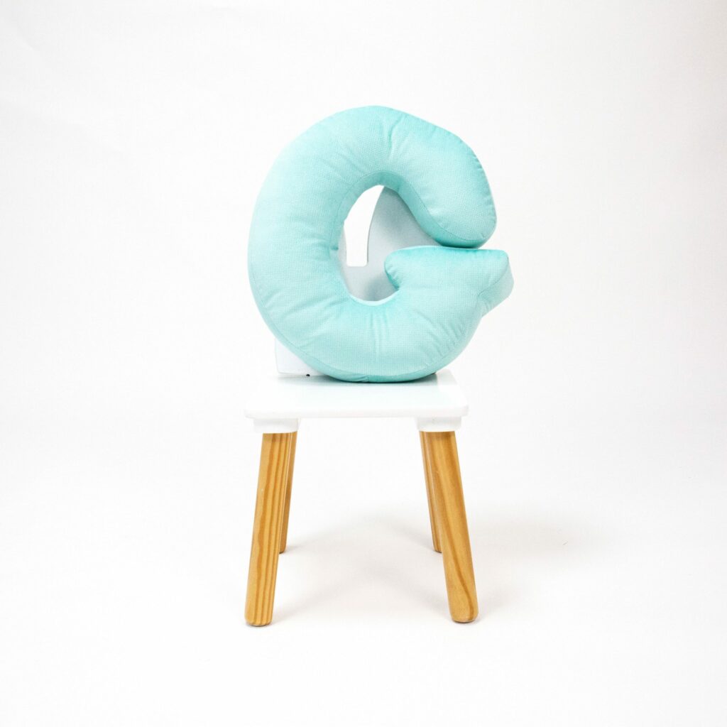 Polštář velvet písmeno