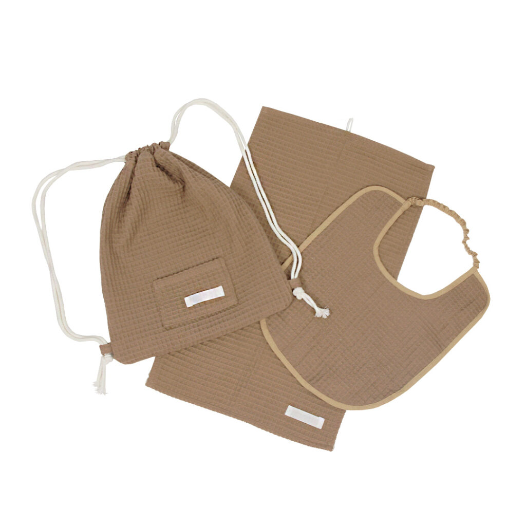 Set 2: Dětský stahovací batoh, bryndák a ručník Set 2: Dětský stahovací batoh, bryndák a ručník