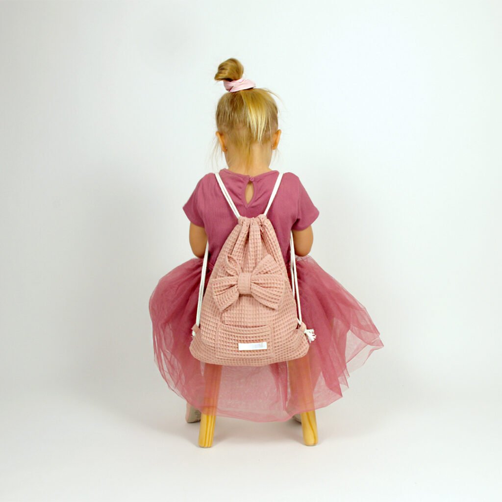 Set 2: Dětský stahovací batoh, bryndák a ručník Set 2: Dětský stahovací batoh, bryndák a ručník