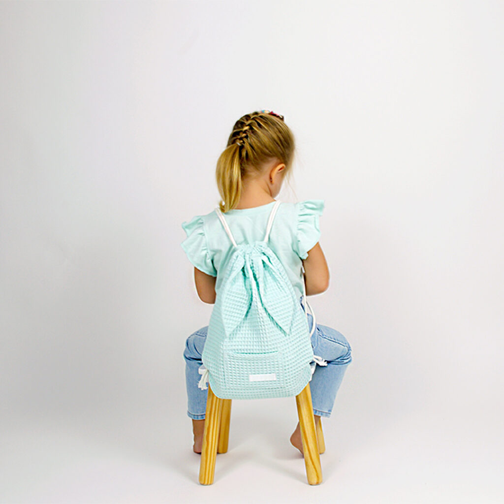 Set 2: Dětský stahovací batoh, bryndák a ručník Set 2: Dětský stahovací batoh, bryndák a ručník