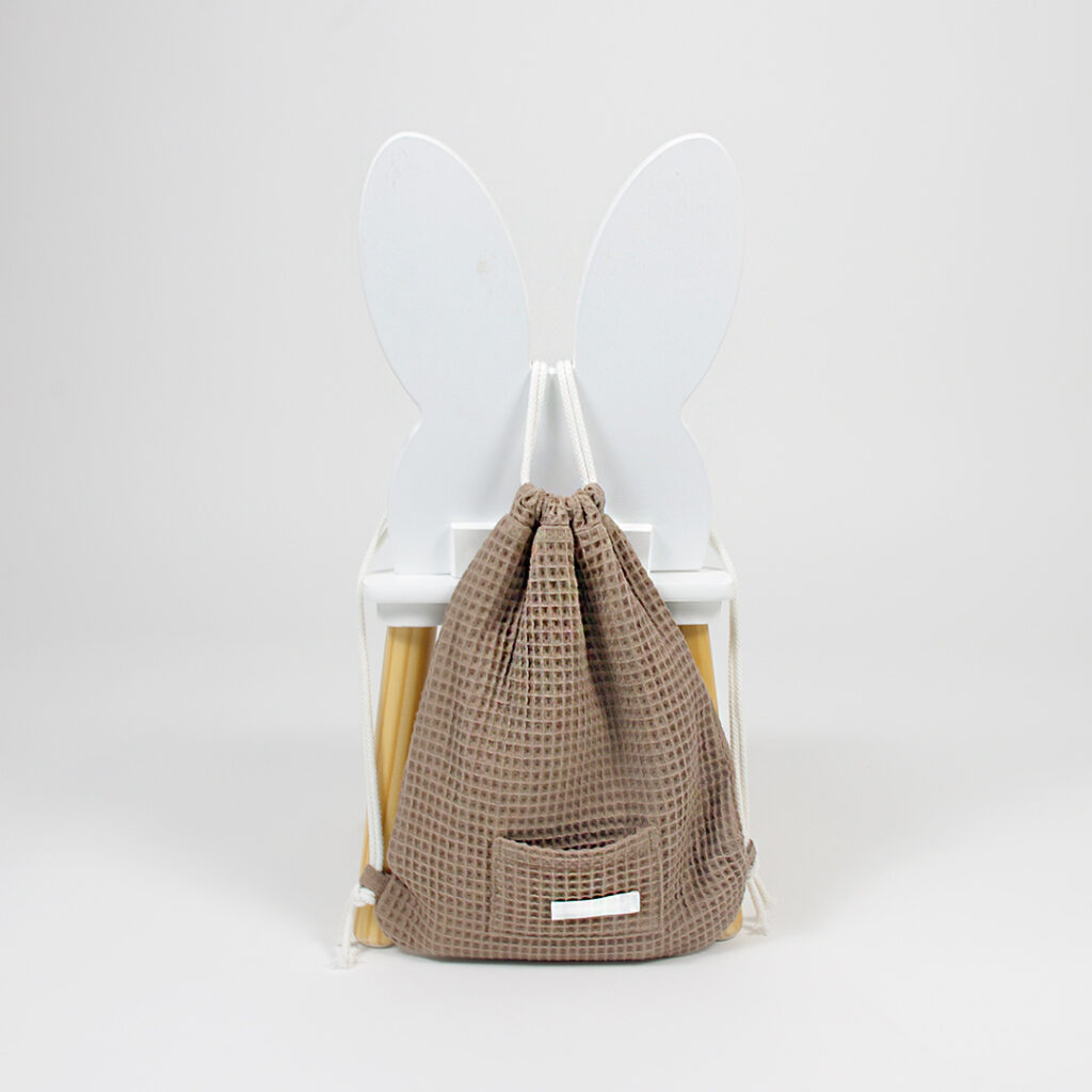 Set 2: Dětský stahovací batoh, bryndák a ručník Set 2: Dětský stahovací batoh, bryndák a ručník