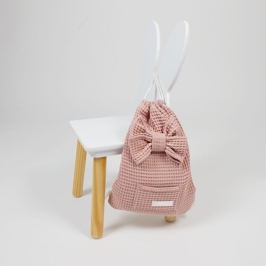 Set 2: Dětský stahovací batoh, bryndák a ručník Set 2: Dětský stahovací batoh, bryndák a ručník