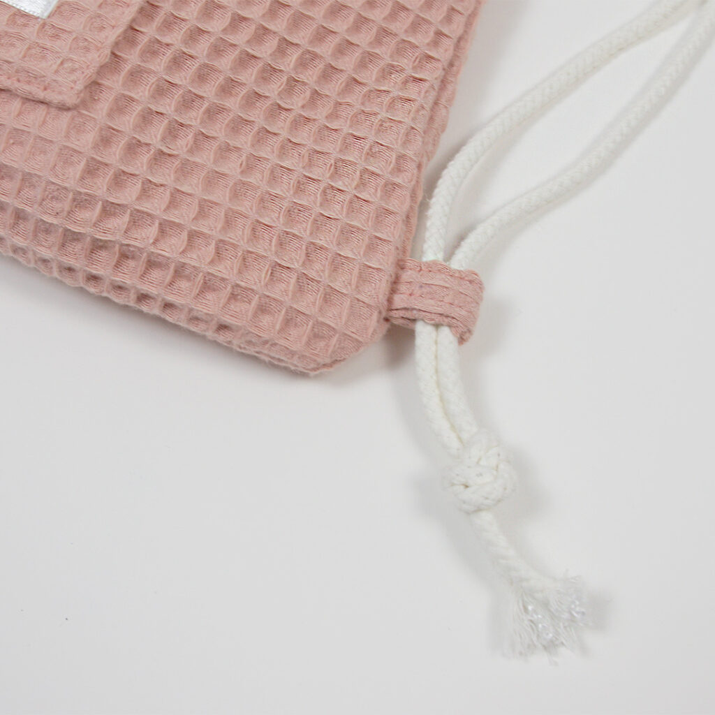 Set 2: Dětský stahovací batoh, bryndák a ručník Set 2: Dětský stahovací batoh, bryndák a ručník