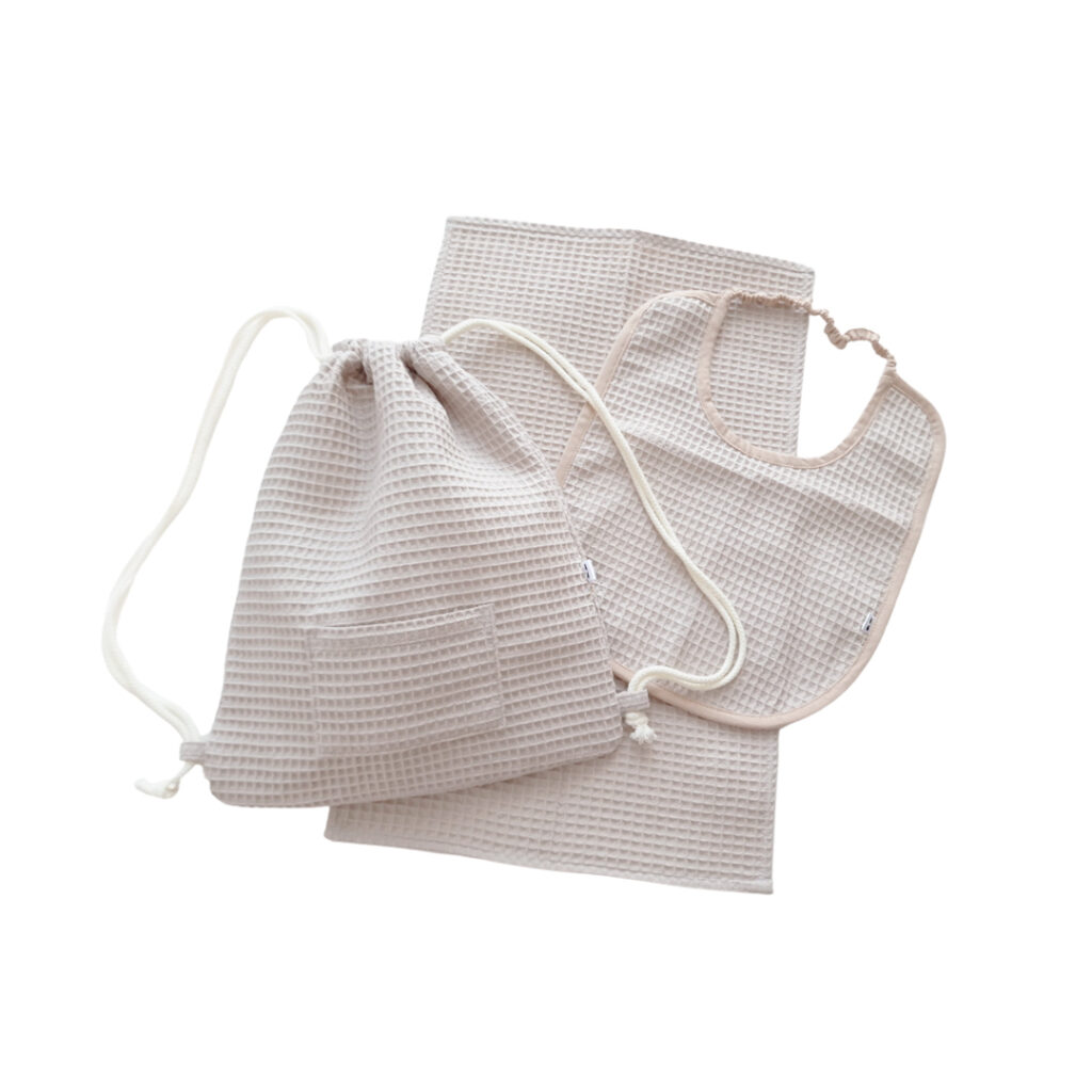 Set 2: Dětský stahovací batoh, bryndák a ručník Set 2: Dětský stahovací batoh, bryndák a ručník