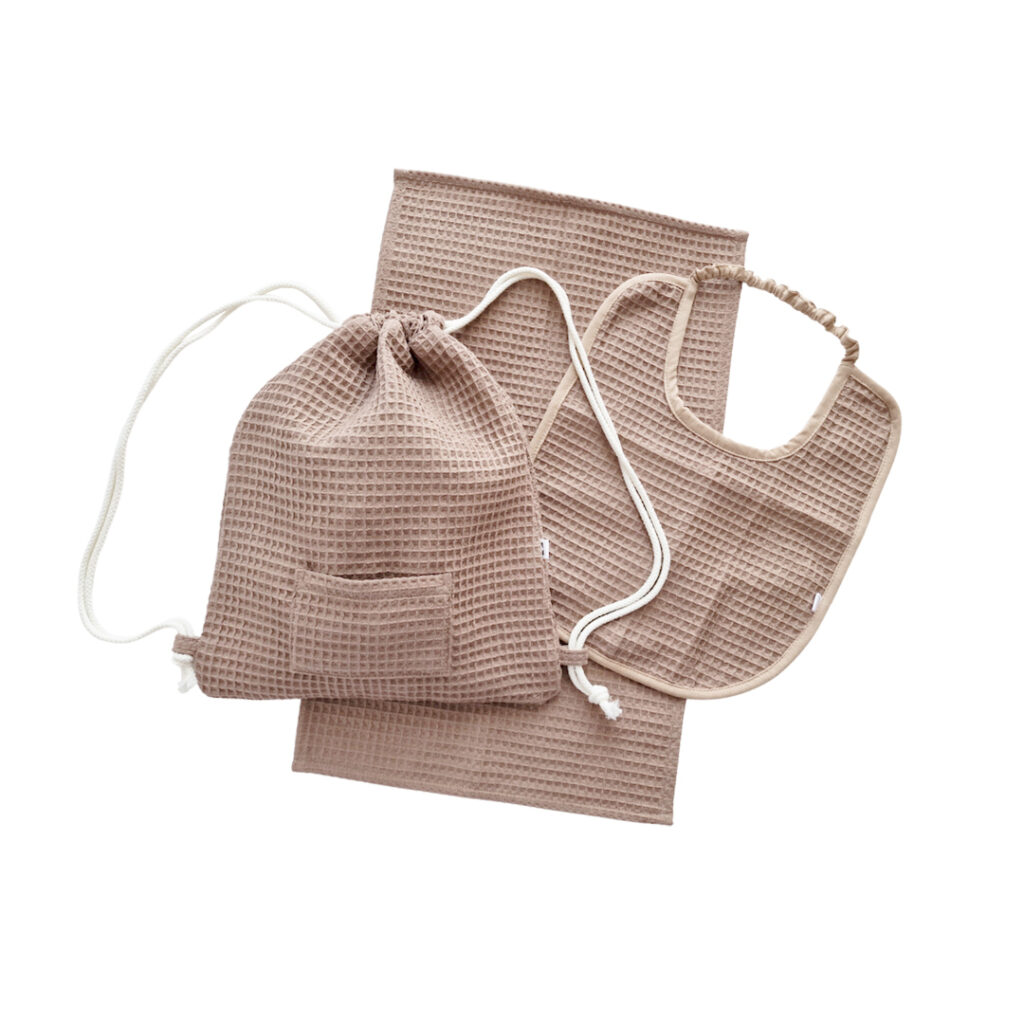 Set 2: Dětský stahovací batoh, bryndák a ručník Set 2: Dětský stahovací batoh, bryndák a ručník