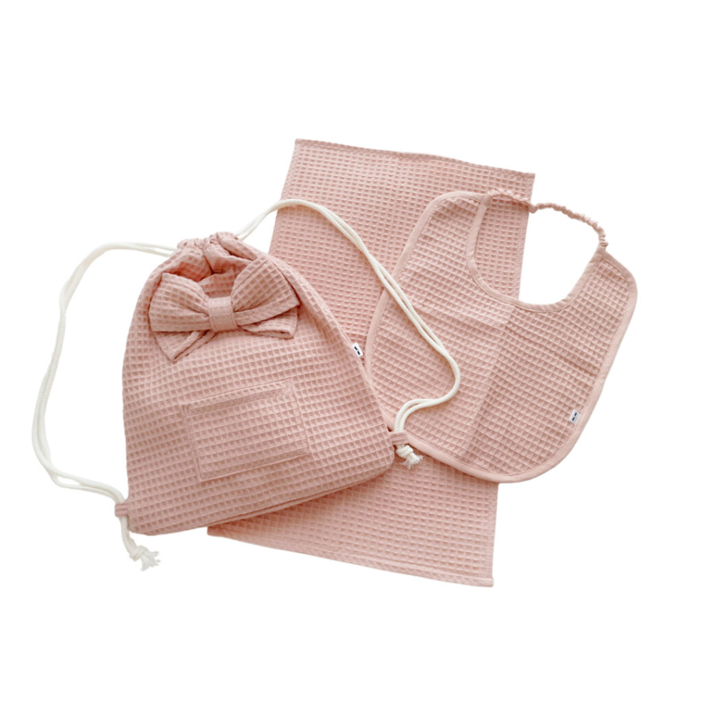 Set 2: Dětský stahovací batoh, bryndák a ručník Set 2: Dětský stahovací batoh, bryndák a ručník