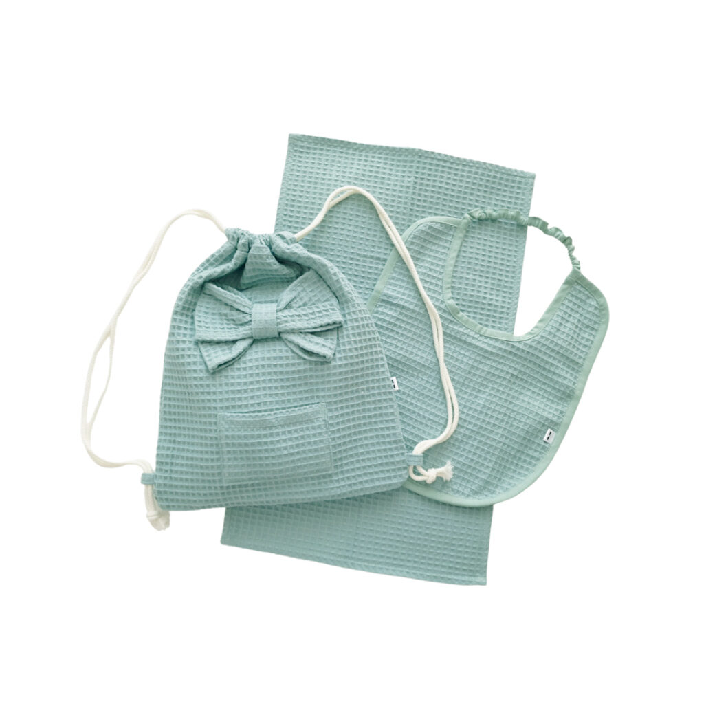 Set 2: Dětský stahovací batoh, bryndák a ručník Set 2: Dětský stahovací batoh, bryndák a ručník