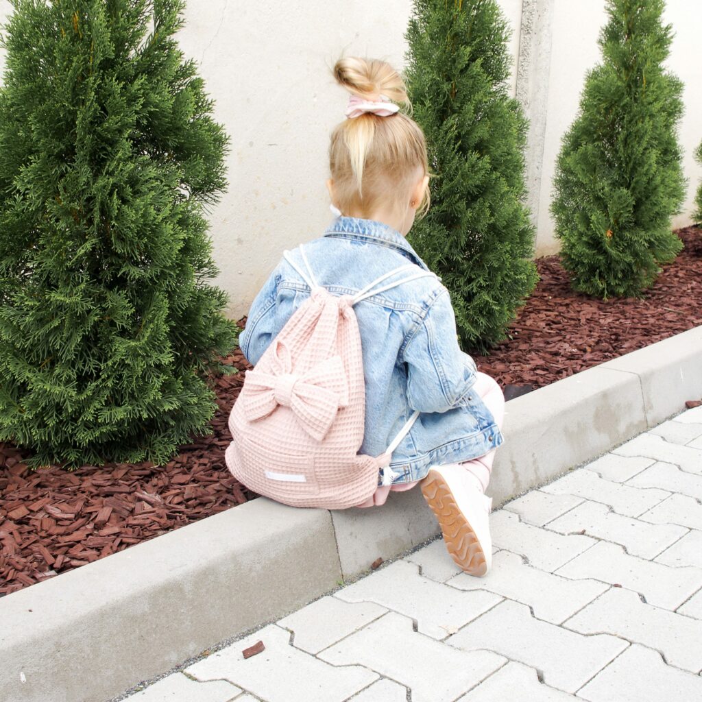 Set 2: Dětský stahovací batoh, bryndák a ručník Set 2: Dětský stahovací batoh, bryndák a ručník