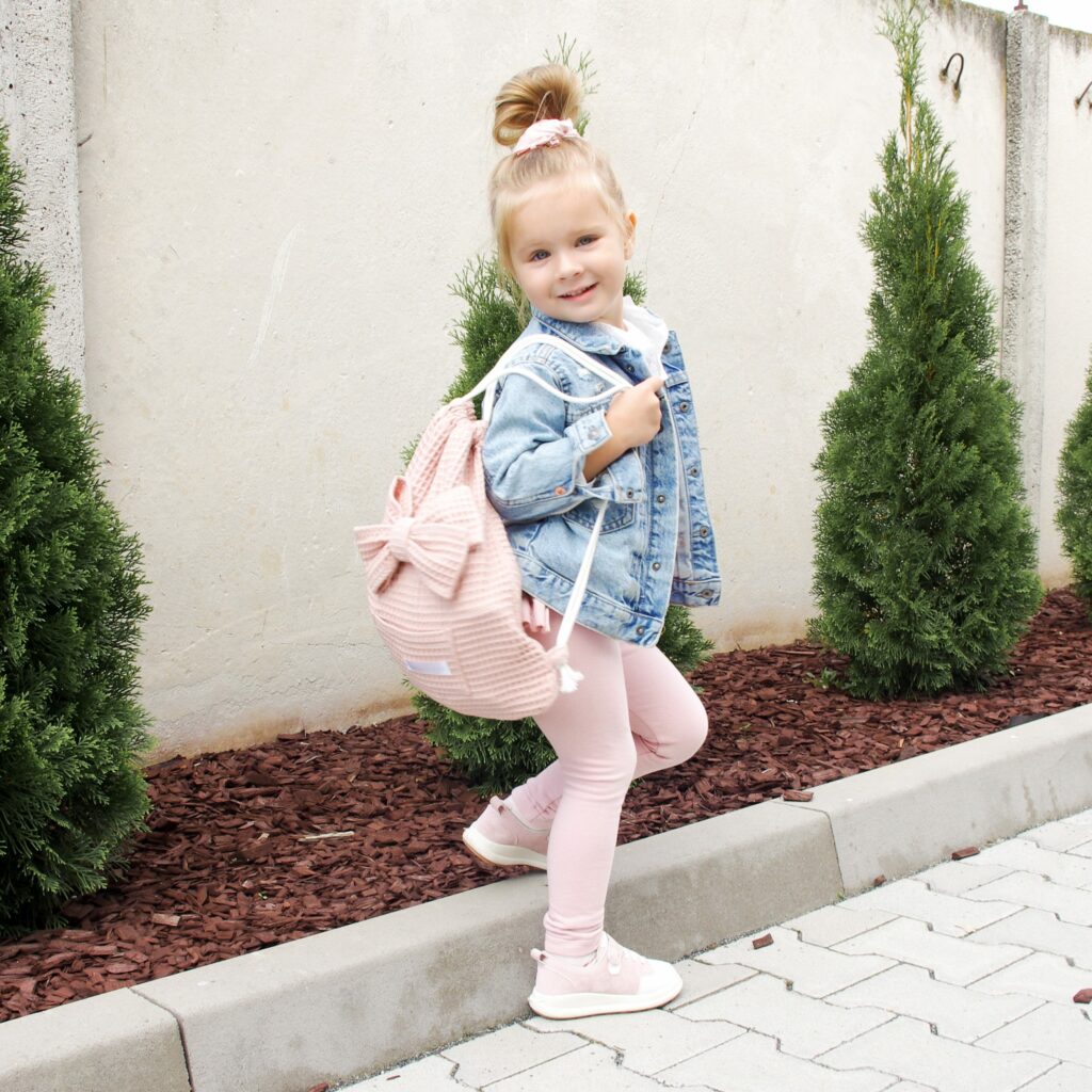 Set 2: Dětský stahovací batoh, bryndák a ručník Set 2: Dětský stahovací batoh, bryndák a ručník