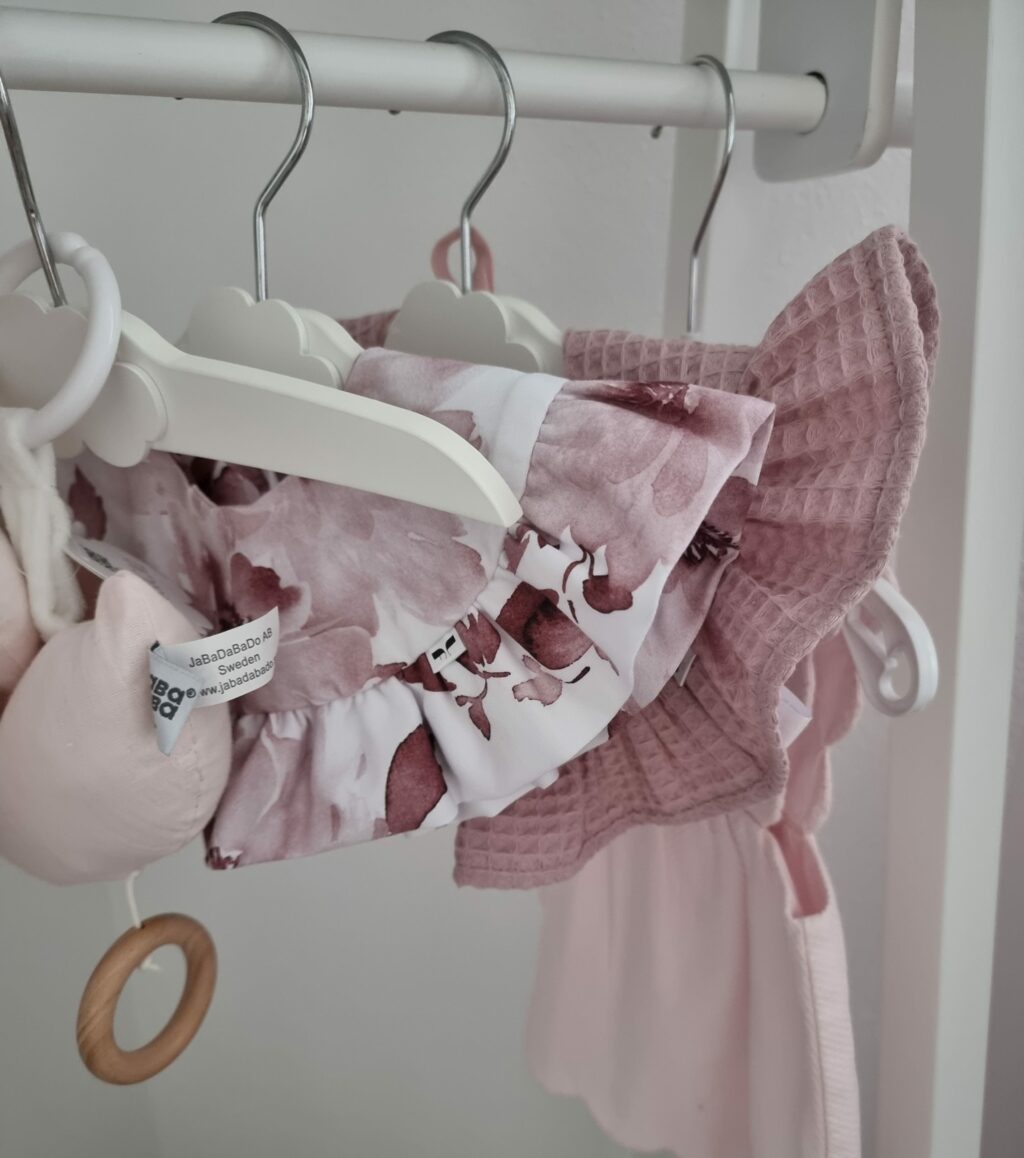 Dětský bavlněný bryndák s volánem Dětský bavlněný bryndák s volánem