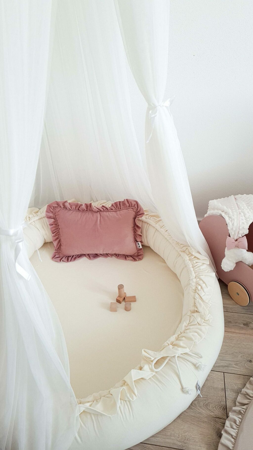 Dětské hnízdečko kulaté s volánem Dětské hnízdečko kulaté s volánem