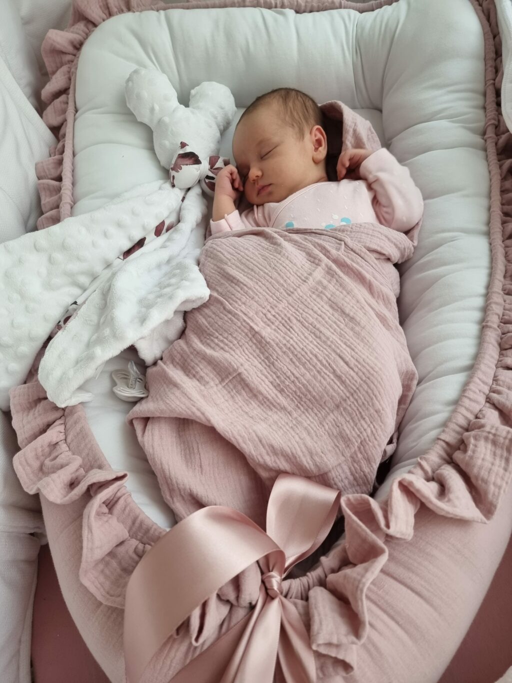 Mušelínové hnízdečko s volánem a se stuhou Mušelínové hnízdečko s volánem a se stuhou