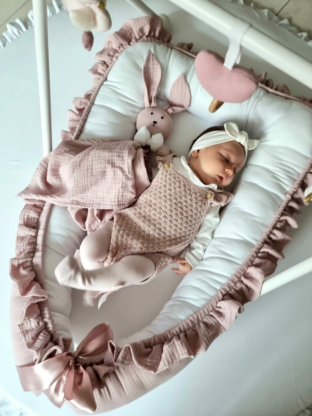 Mušelínové hnízdečko s volánem a se stuhou Mušelínové hnízdečko s volánem a se stuhou