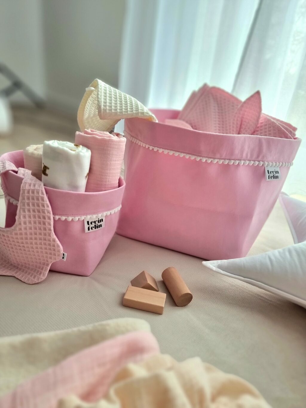 Set 2 bavlněných košíků s minikuličkami (XS, S) Set 2 bavlněných košíků s minikuličkami (XS, S)