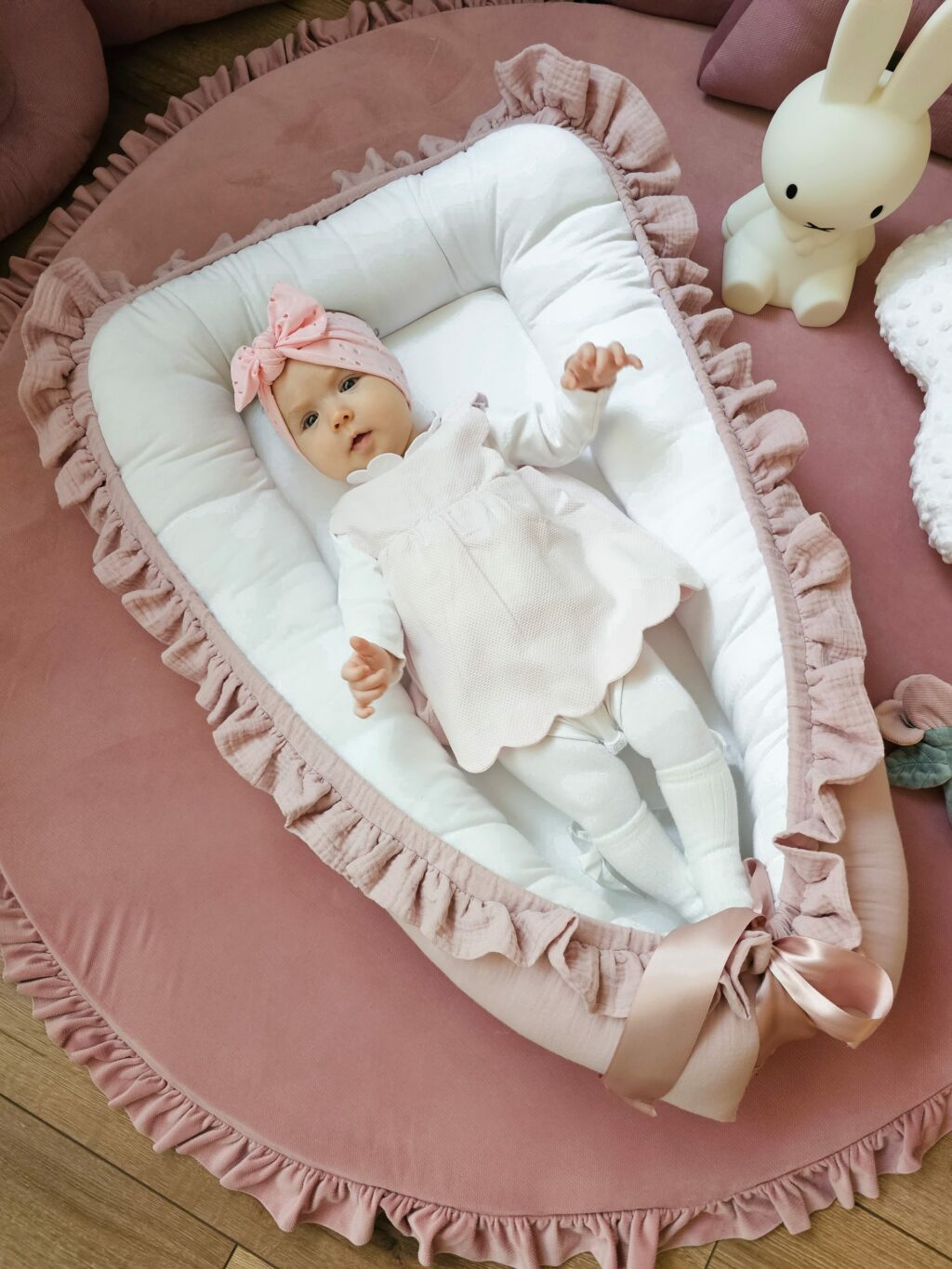 Mušelínové hnízdečko s volánem a se stuhou Mušelínové hnízdečko s volánem a se stuhou