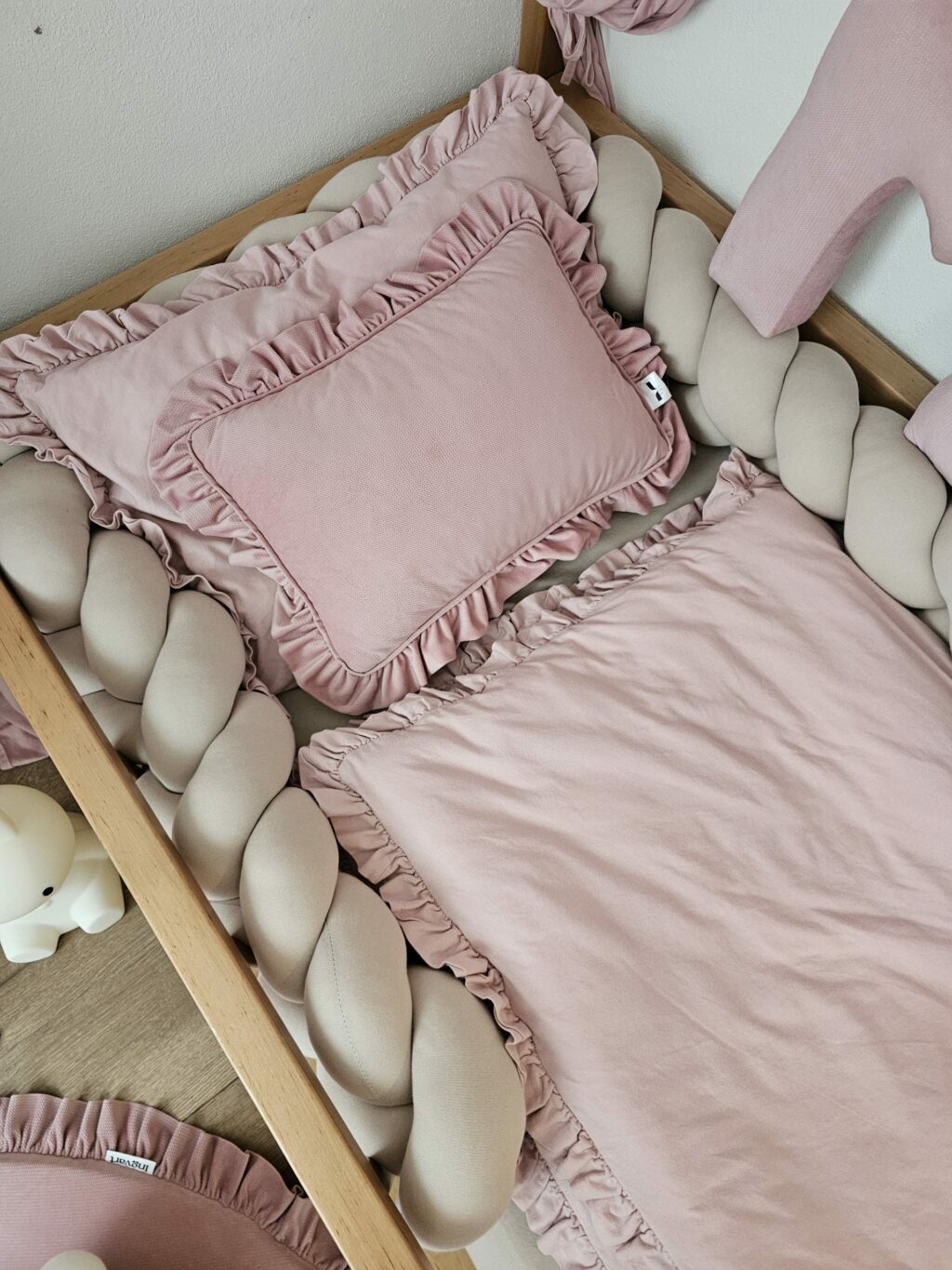 Velvet polštář s volánem 45 × 30 cm