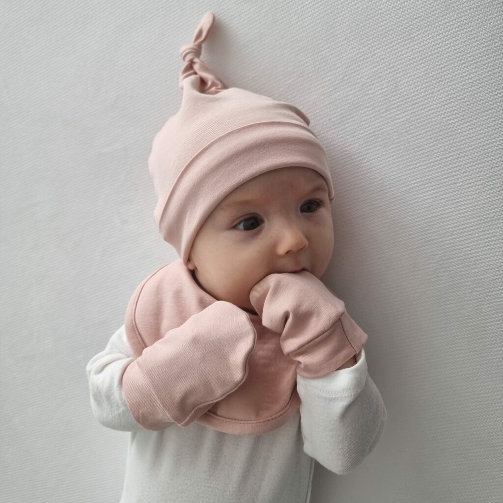 Novorozenecký dárkový set (čepička, bryndáček, rukavičky)